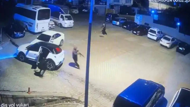 Kağıthane'de Kalaşnikoflu Saldırı: Maskeli Şahıslar Dehşet Saçtı