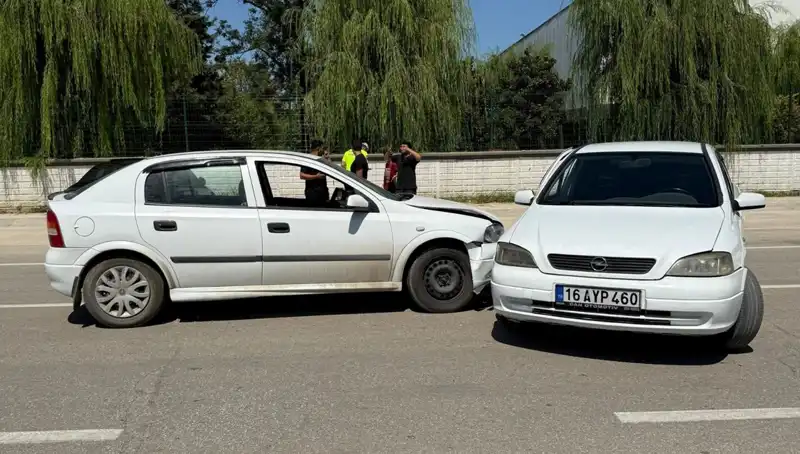 Otomobil Çarpışması: İki Kişi Yaralandı, Olay Yeri Korku Dolu Anlara Sahne Oldu