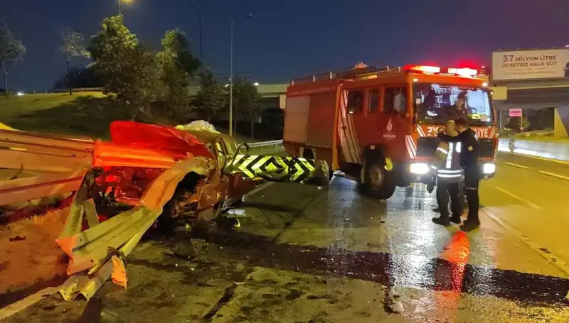 Bariyer Otomobile Saplandı: Sürücü Ağır Yaralı, Kaza Anı dehşet vericiydi