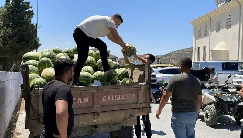 Karpuz Sevgisi: Tonlarca Meyve Dağıtarak Yazı Kutladı