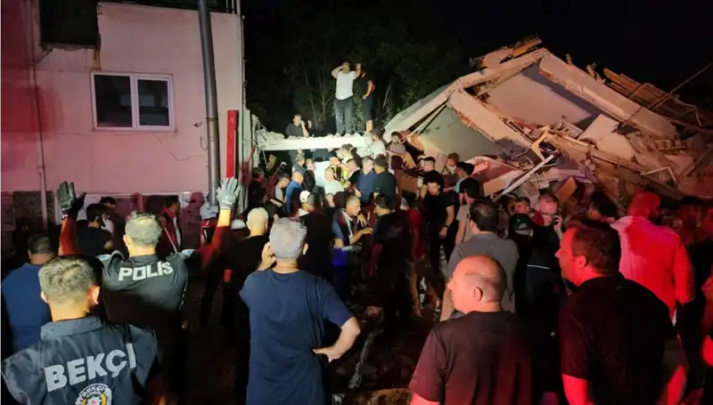 Balıkesir Sındırgı'da 6,1 Büyüklüğünde Deprem: Can Kaybı ve Yaralılar