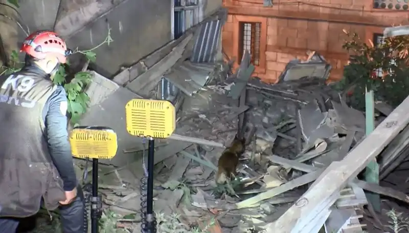 İstanbul'da Deprem Sonrası Yıkılan Bina, Şehri Derinden Sarstı!