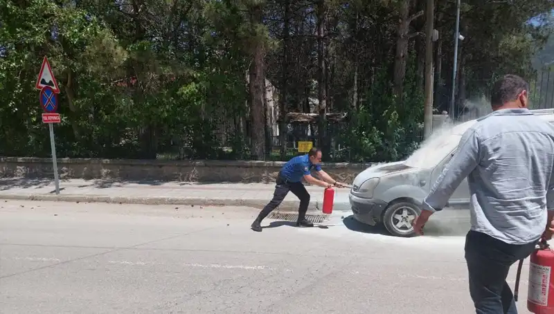 Emniyet Binası Önünde Alev Alan Araç, Müdahale ile Söndürüldü!
