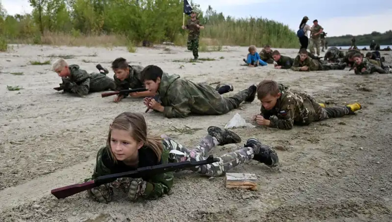 Rusya'da Çocuk Askerler: 8 Yaşındaki Çocukların Savaş Kampındaki Korkutucu Deneyimleri
