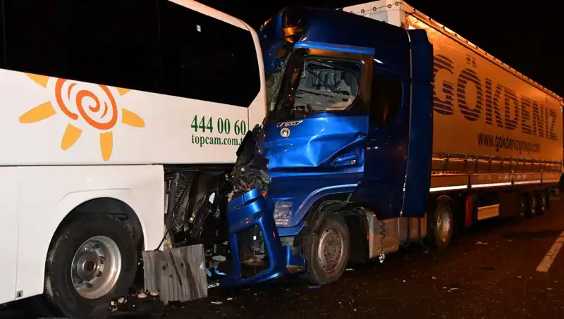 Tur Otobüsü ile Tırın Çarpışması: 13 Kişi Yaralandı!