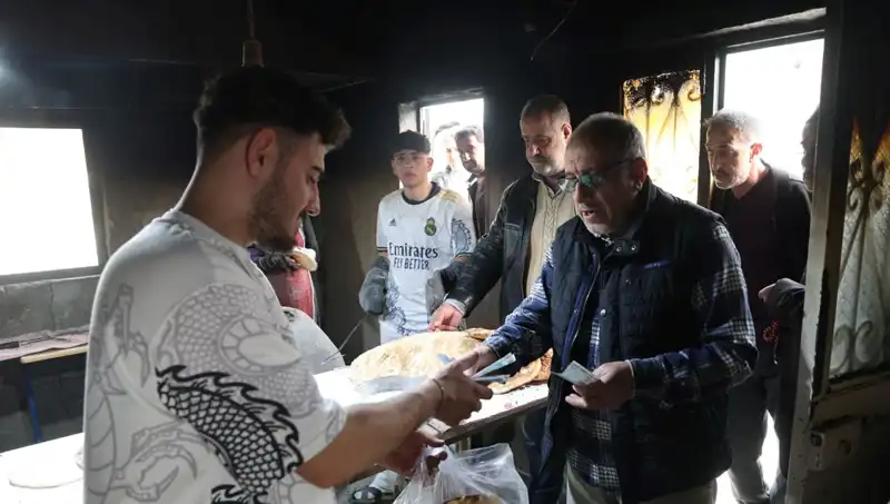 İki Çeşit Ekmek İçin 7 Kilometre Yürüyorlar: Yoğunluk Saat 15.00’te Başlıyor!
